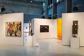 Manipulation d'art et installation d'œuvres et d'expositions